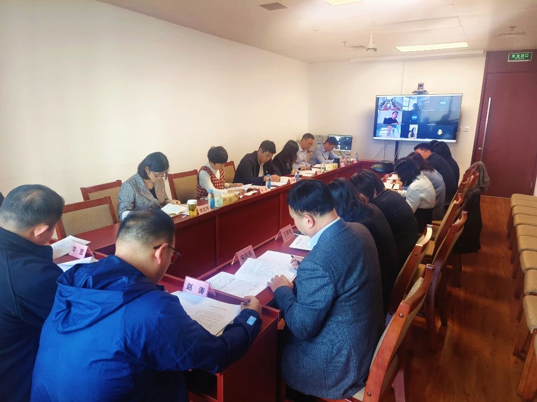 林场公司党委召开理论学习中心组（扩大）会议